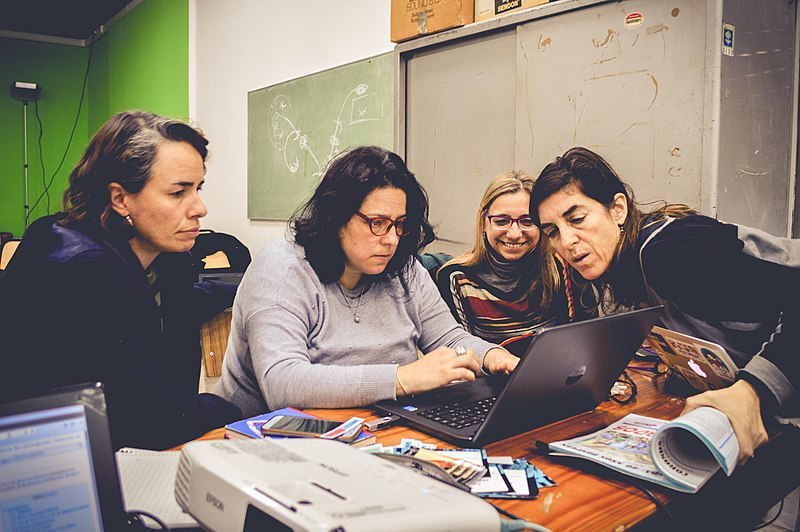 Wikimedia DDHH visitó la FCEDU y hubo editatón colectiva sobre casos de lesa humanidad