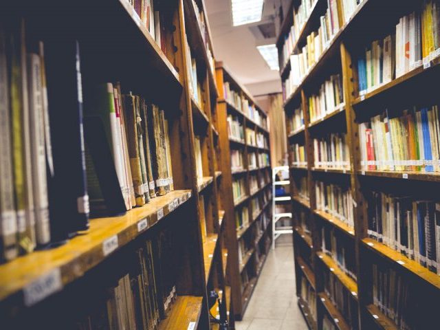 La comunidad graduada de la FCEDU puede acceder a préstamos en Biblioteca