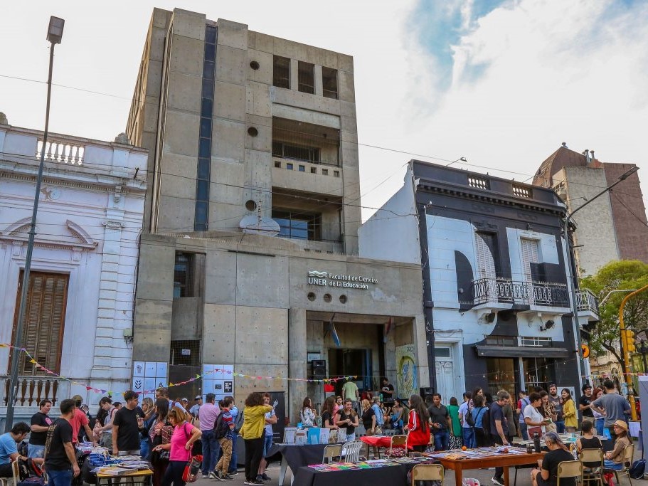 La FCEDU a la calle: Se realizó la Colaboratón y la Feria Entre Libros