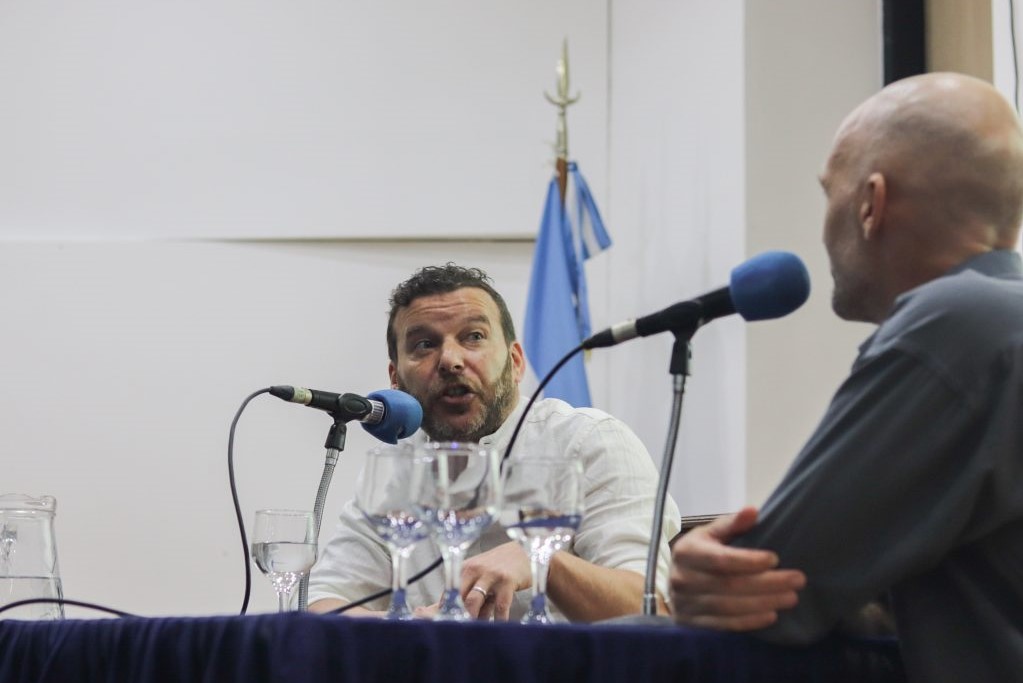 Con Eliezer Budasoff, se presentó Entre Ríos en Crónicas en la FCEDU: «Todas las historias pueden volver a contarse»