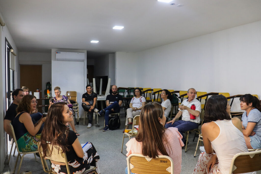 Se convocó a personas graduadas de la FCEDU a participar de un encuentro de experiencias