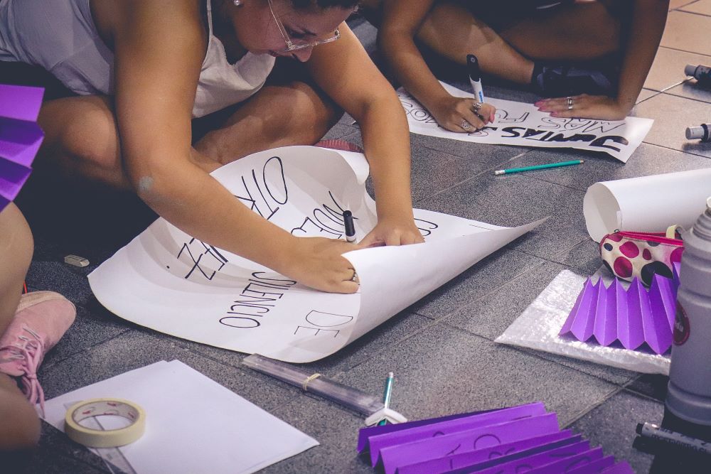 Invitan a confeccionar carteles en la FCEDU para marchar el 8M