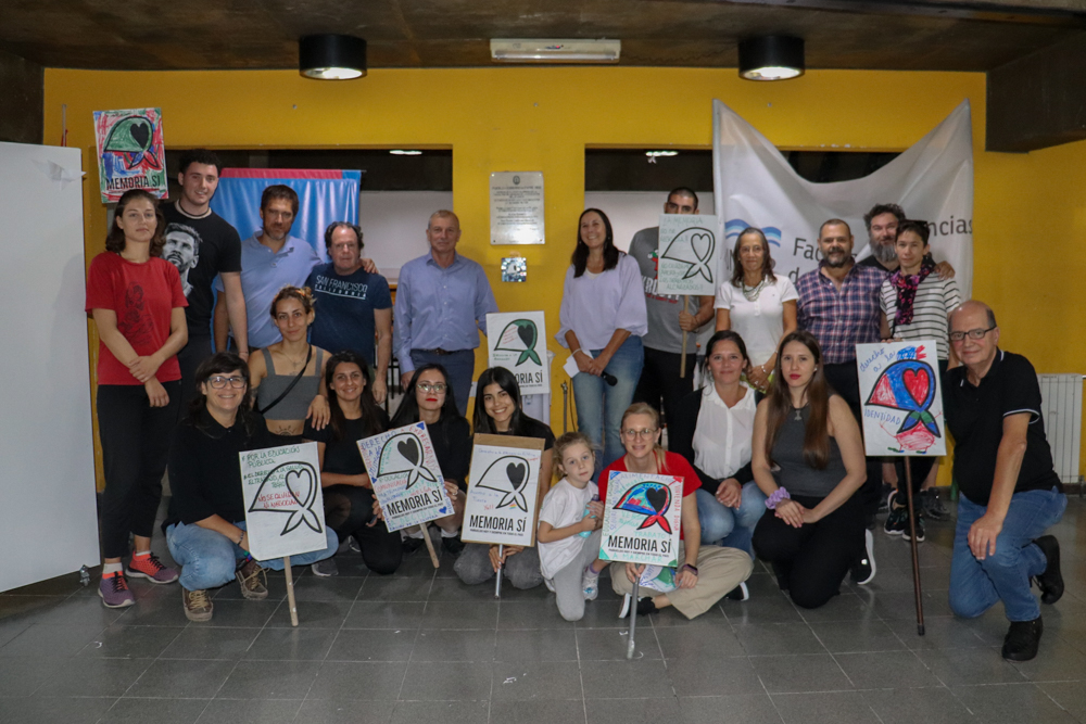 La FCEDU colocó una placa mosaico en homenaje a las Madres de Plaza de Mayo