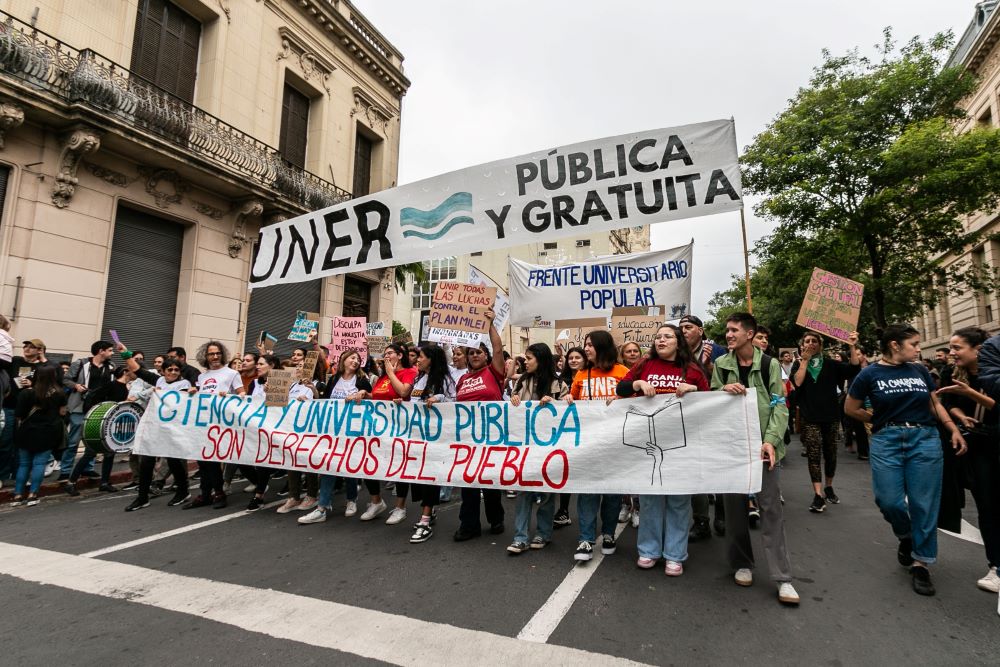 La FCEDU dijo presente en la masiva marcha en defensa de la universidad pública