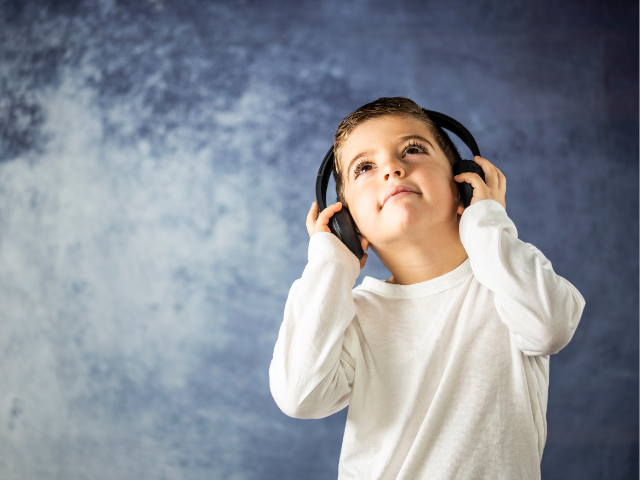 ¡Aventuras en la onda mágica!: Ocho cuentos para conocer la radio