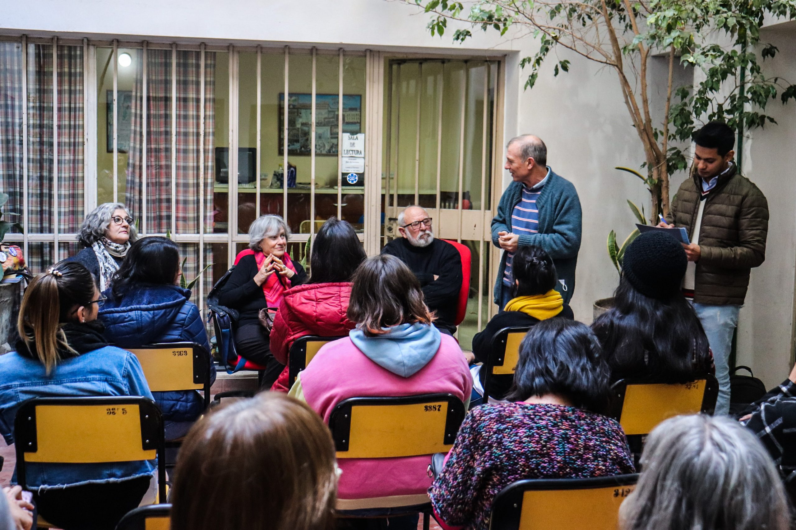 Un Día del Libro entre relatos y café en la Biblioteca