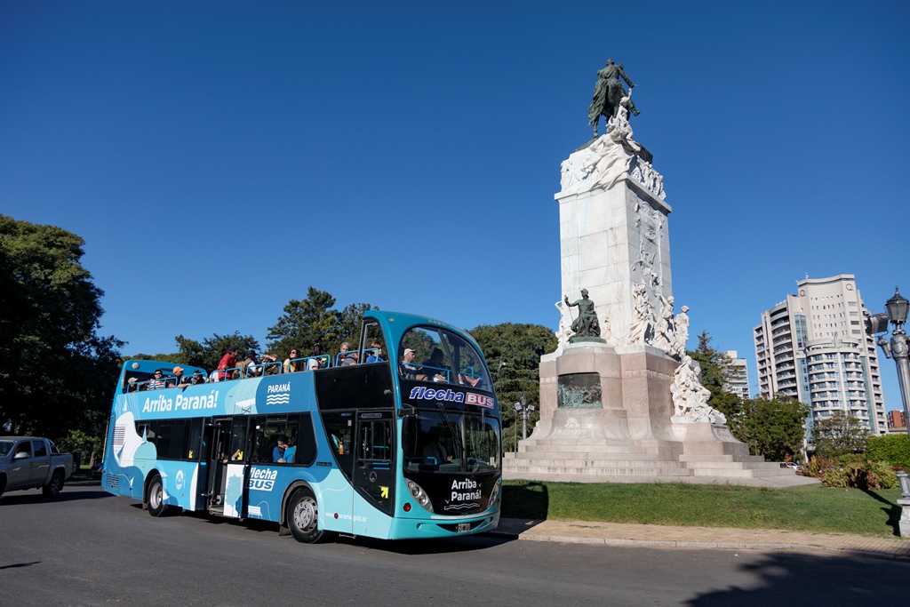 Bus turístico para estudiantes de la FCEDU