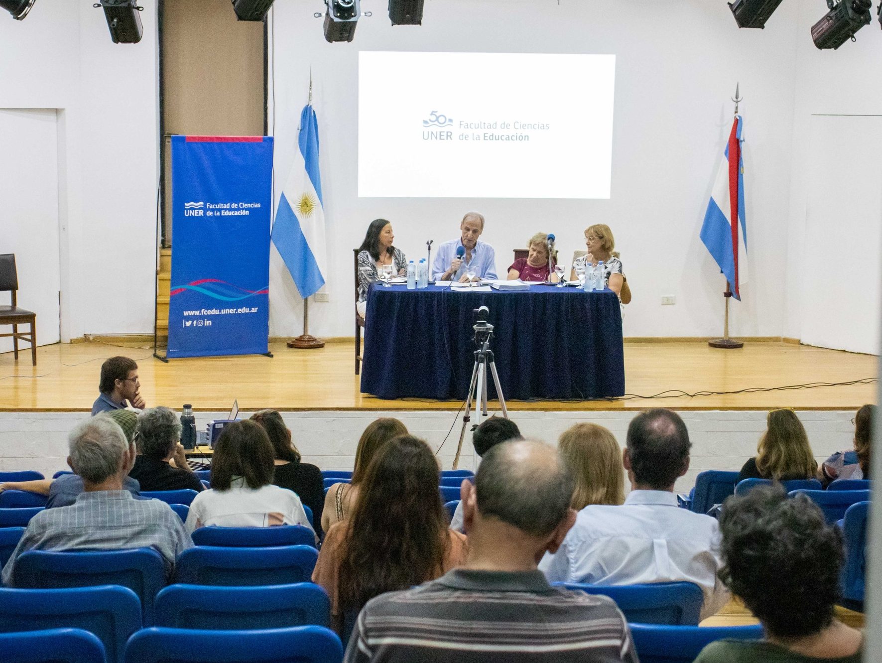 Germán Cantero conversó sobre su libro «Escuelas de dignidad» en la FCEDU