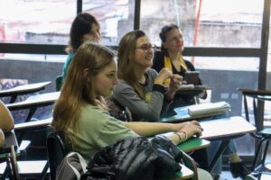 Conversaciones en común: personas graduadas y estudiantes compartieron experiencias