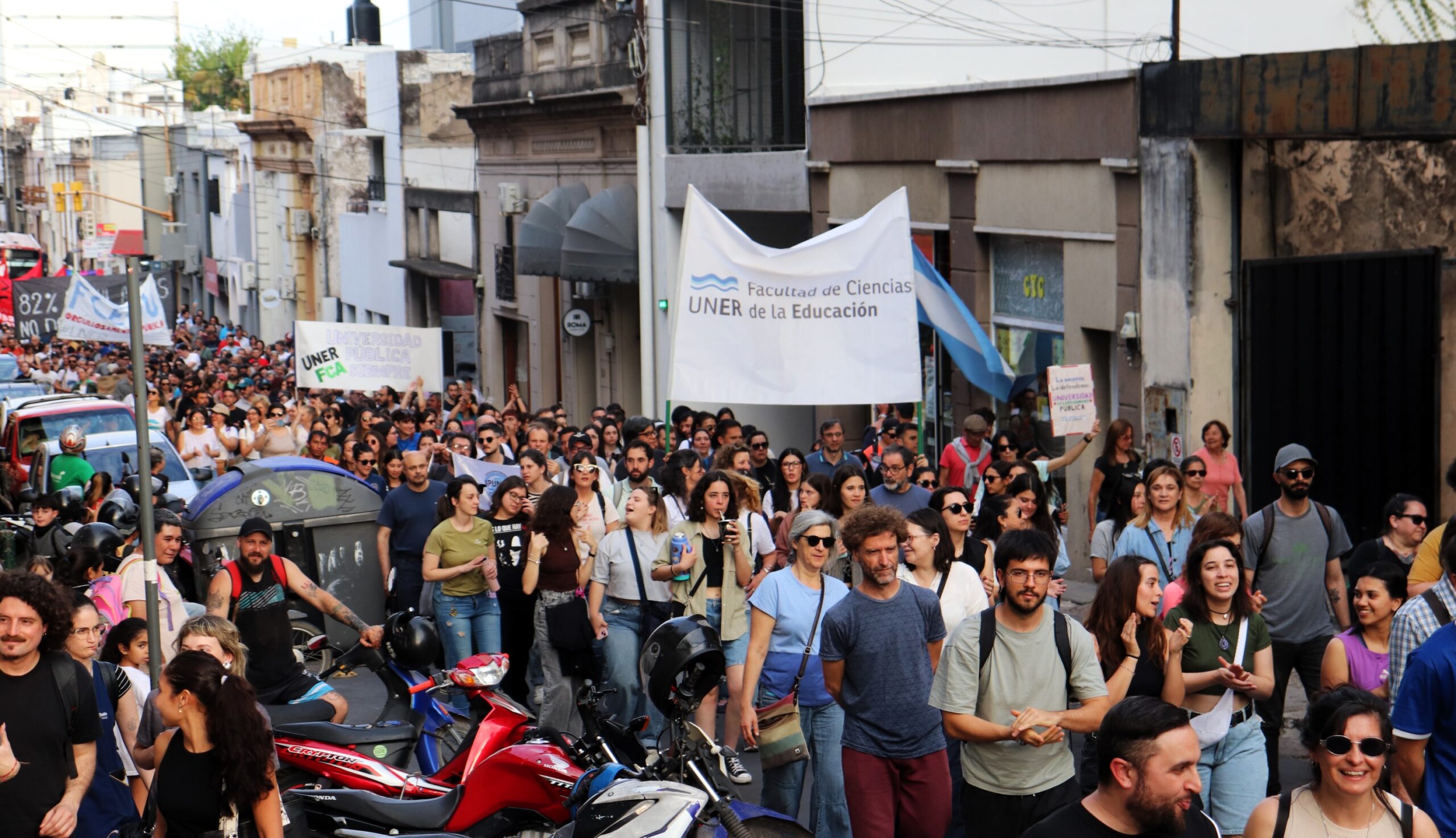 La FCEDU fue parte de la multitudinaria marcha en defensa de la Ley de Financiamiento Universitario
