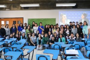 Encuentro con estudiantes secundarios en la FCEDU
