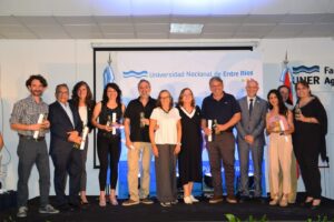 Docentes y nodocentes de la UNER recibieron un reconocimiento por sus 25 años de servicio