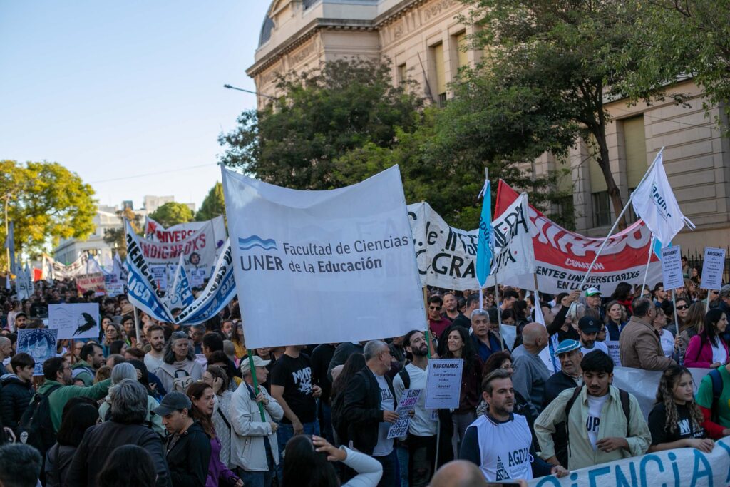 4ª Marcha Federal Universitaria: la FCEDU se sumó en Paraná a la masiva movilización nacional
