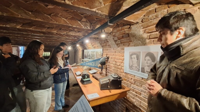 estudiantes realizando la visita guiada