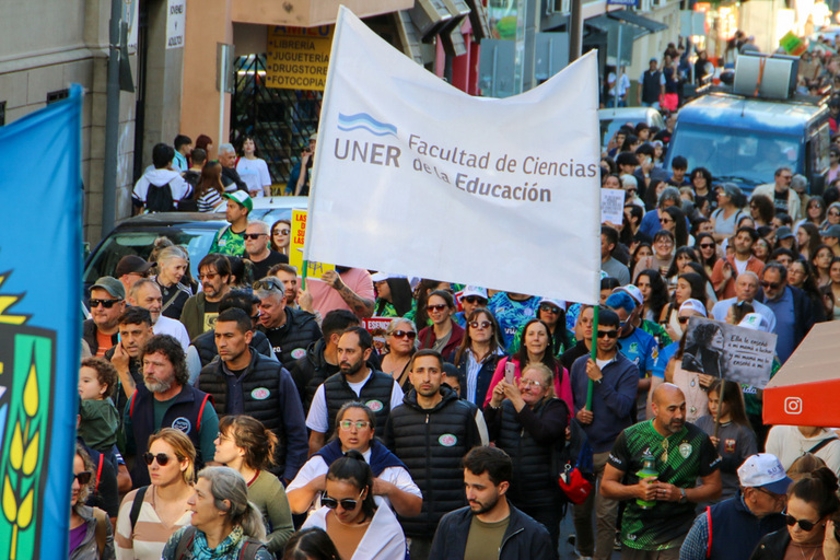 La FCEDU, presente en la multitudinaria marcha en defensa de la Ley de Financiamiento Universitario